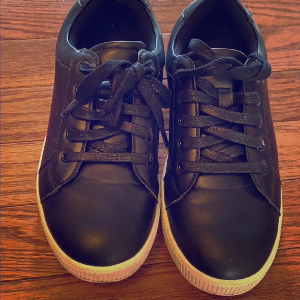 Black casual shoes